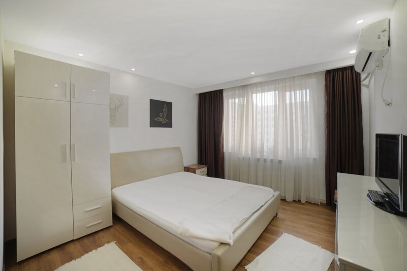 Calea Vitan, 2 camere, decomandat, renovat, centrala individuala.