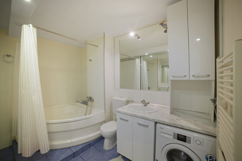 Calea Vitan, 2 camere, decomandat, renovat, centrala individuala.